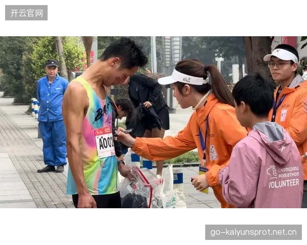 马拉松沿途志愿者集体爆发救援，让赛事温度翻倍